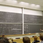 Eine Mathematikvorlesung, anscheinend über lineare Algebra, an der Technischen Universität Helsinki