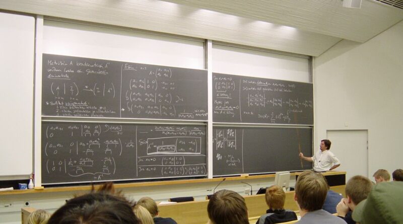Eine Mathematikvorlesung, anscheinend über lineare Algebra, an der Technischen Universität Helsinki
